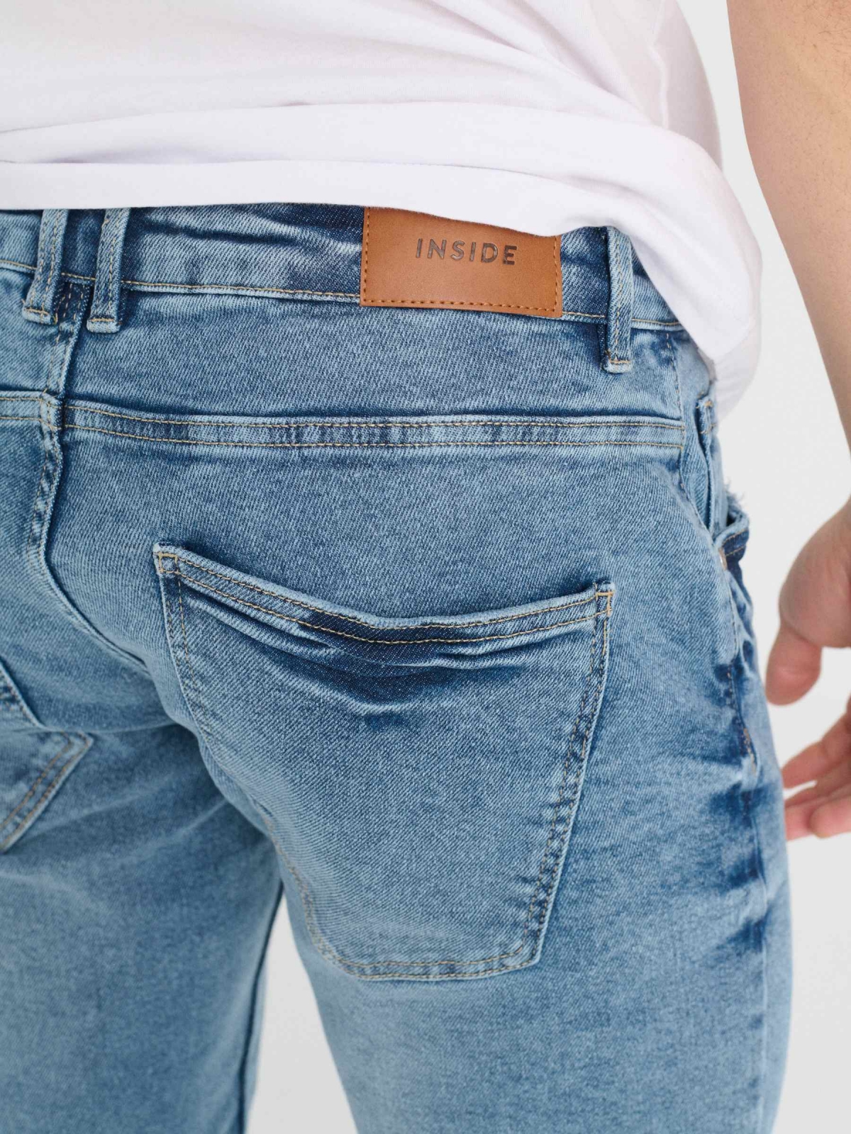 Jeans slim rasgados azul vista detalhe