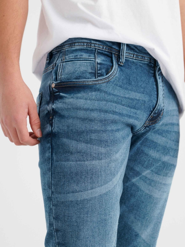 Jeans slim lavado cinco bolsillos azul vista detalle