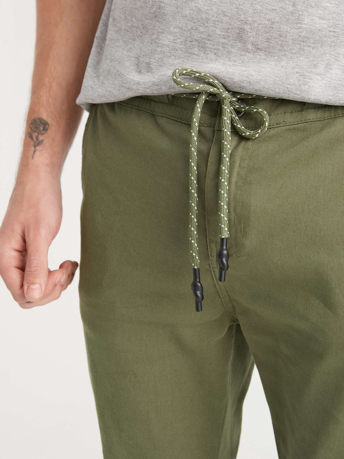 Pantalón jogger costuras verde vista detalle