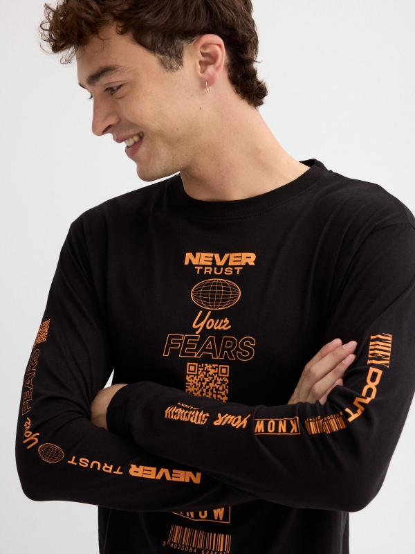 Camiseta print texto negro vista detalle