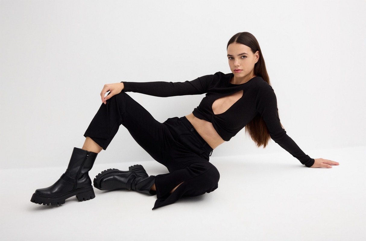 Rib cut out t-shirt black middle front view