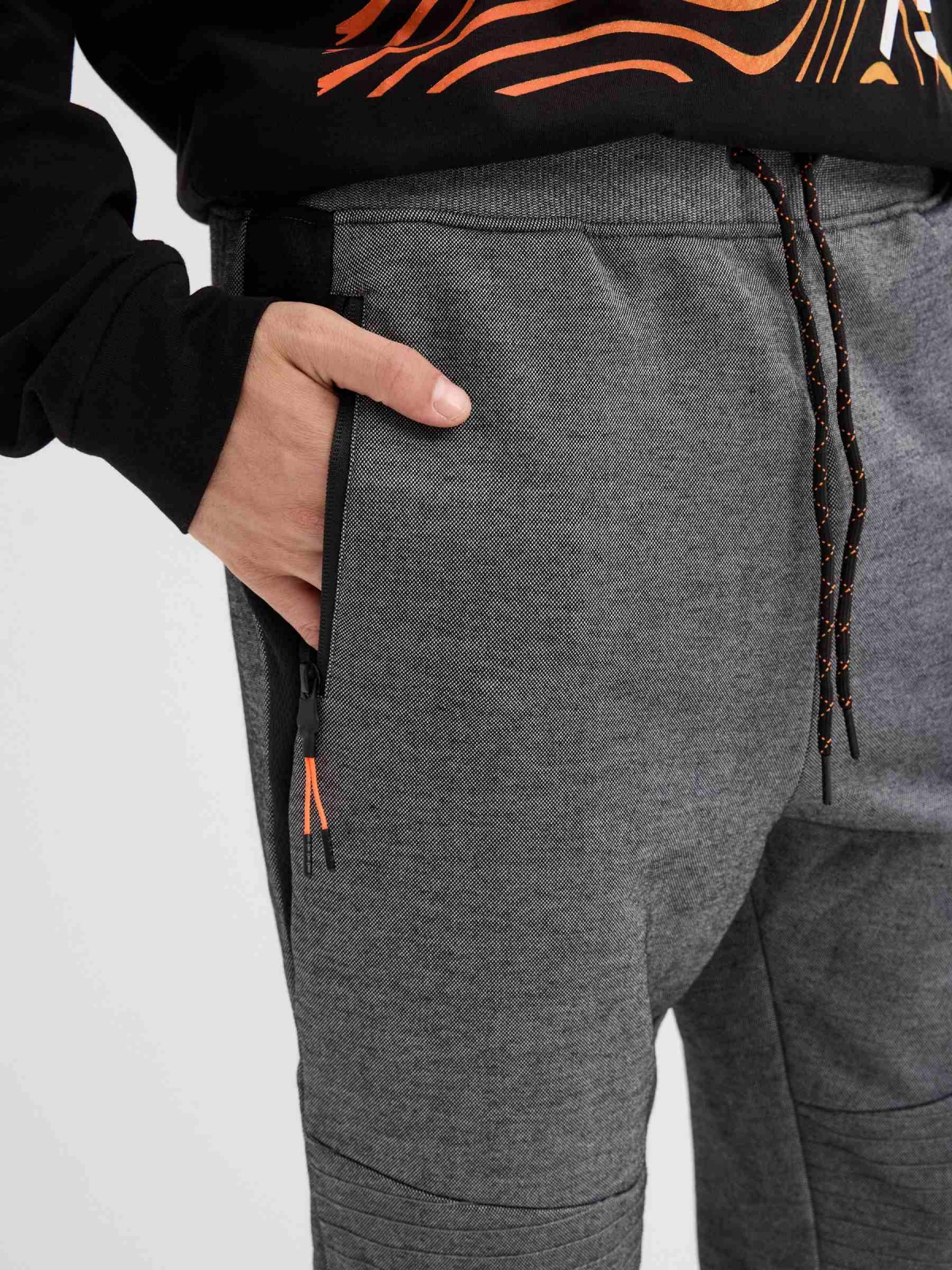 Calça jogger cinza combinada cinza vista detalhe