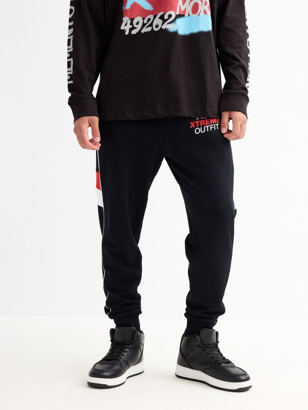 Calça jogger detalhes combinados preto vista meia frontal