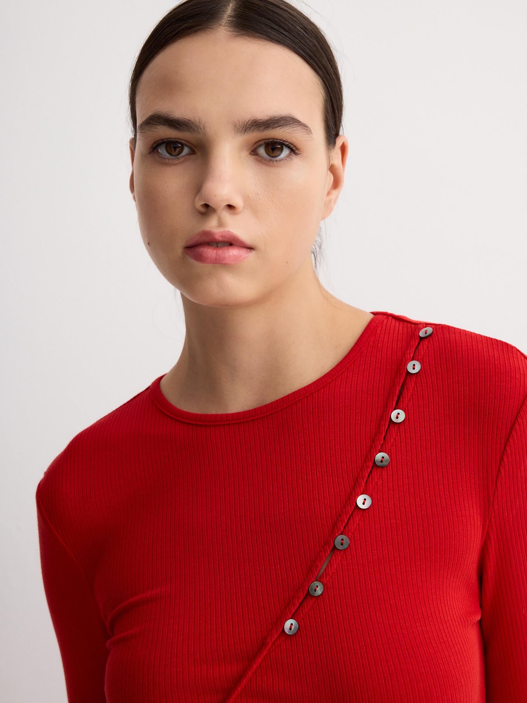 Ribbed t-shirt with buttons red middle front view