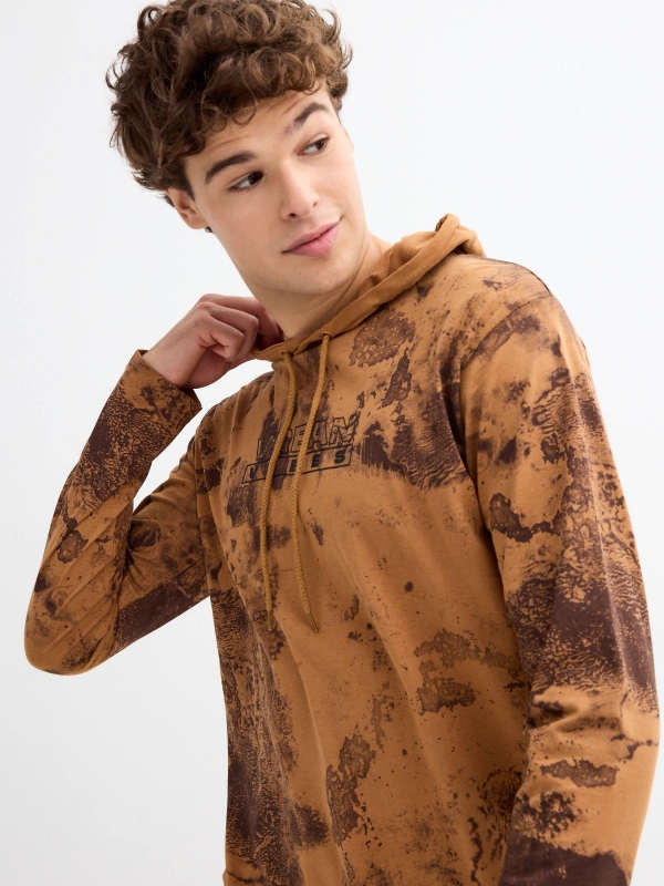 T-shirt estampada com capuz ajustável marrom vista detalhe