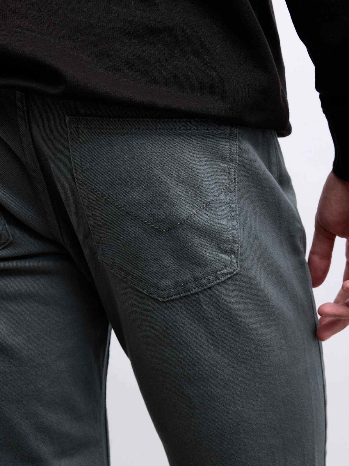 Calça regular de cinco bolsos cinza vista detalhe