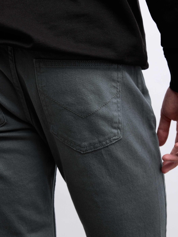 Calça regular de cinco bolsos cinza vista detalhe