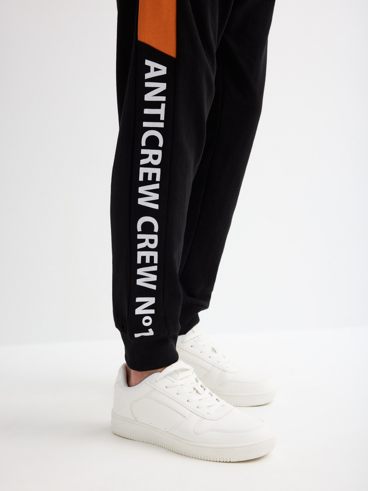 Pantalón jogger negro vista detalle