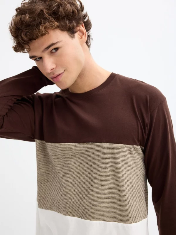  Combined textures T-shirt chocolate