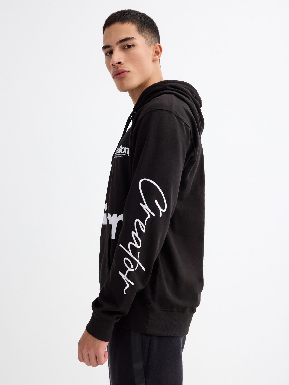 Hoodie preta estampada preto vista detalhe