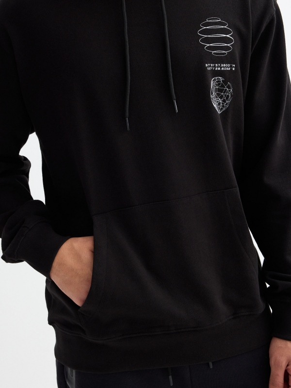 Hoodie preta com bolso preto vista detalhe