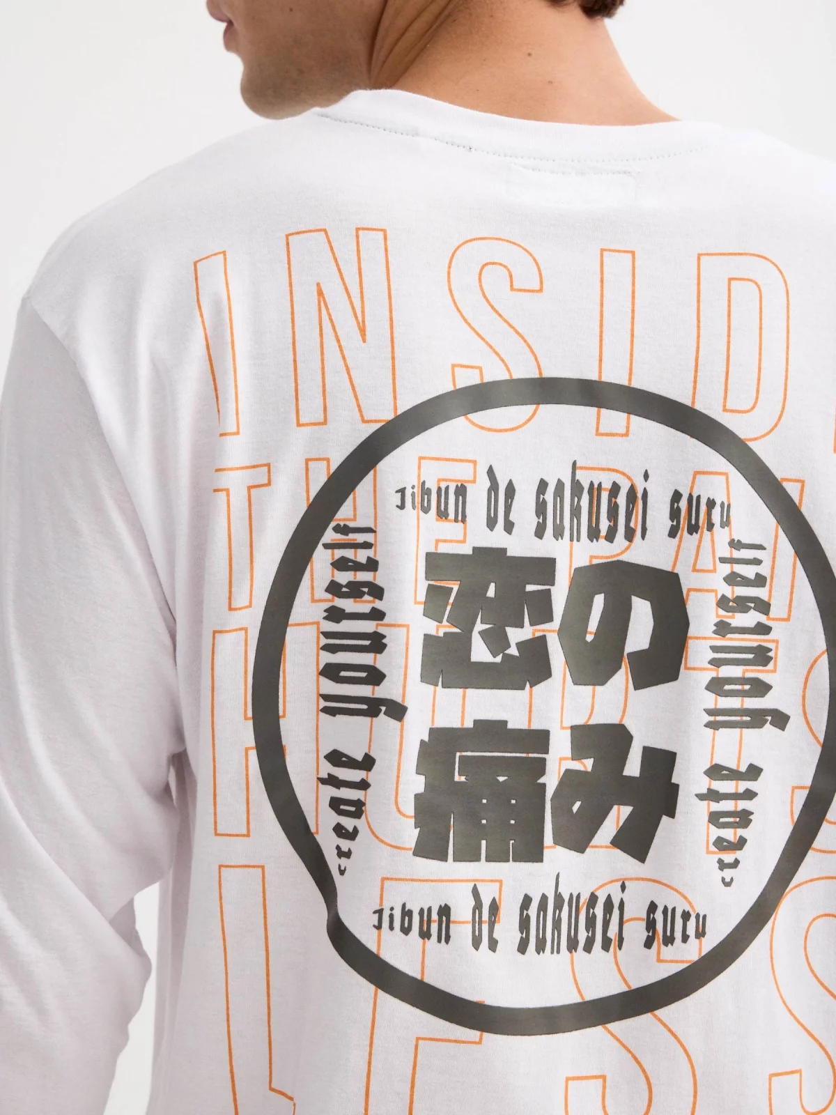 T-shirt japonesa estampada branco vista detalhe