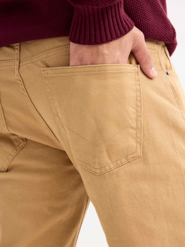 Calça regular de cinco bolsos camel vista detalhe