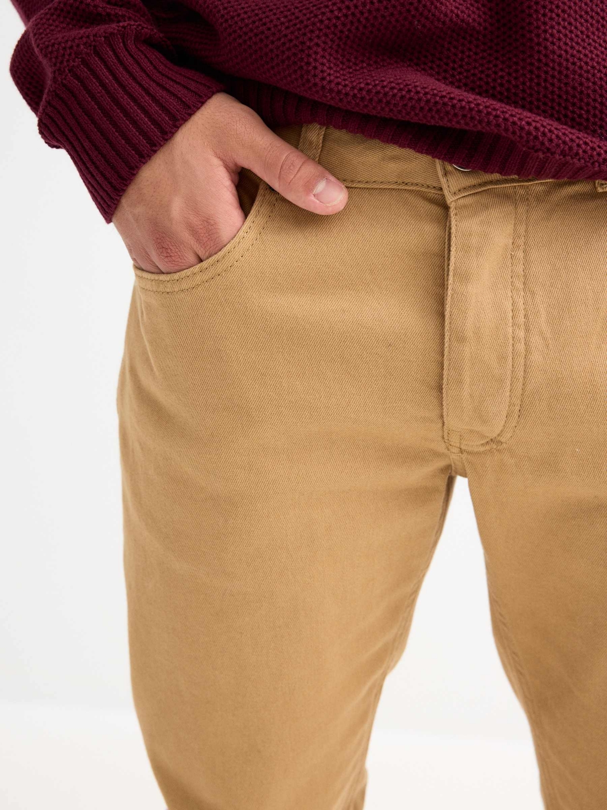 Calça regular de cinco bolsos camel vista detalhe
