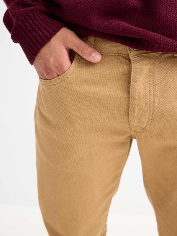 Pantalón regular cinco bolsillos camel vista detalle