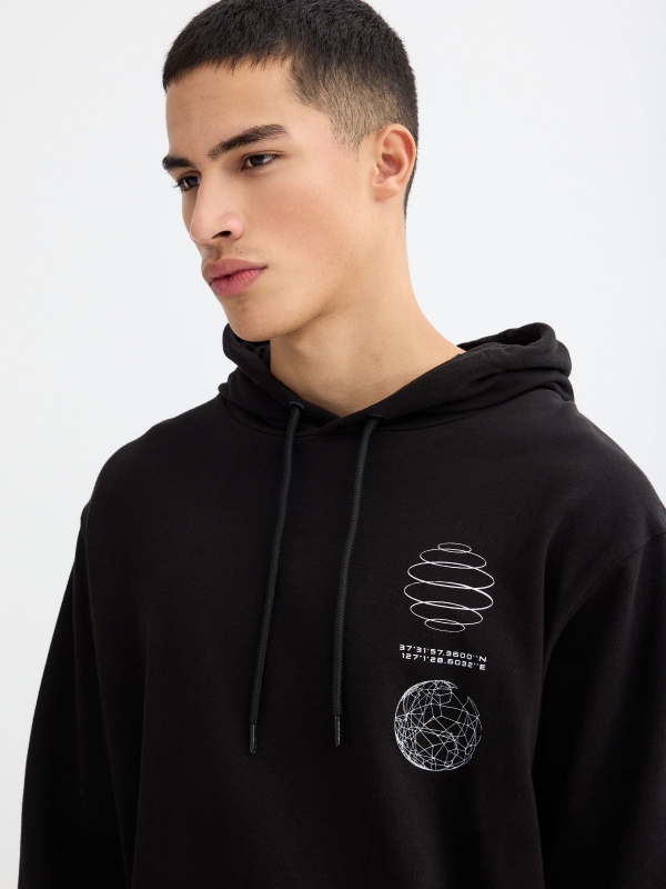 Hoodie preta com bolso preto vista detalhe