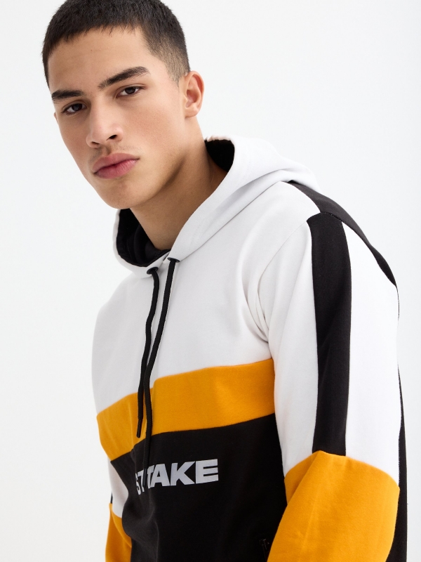 Sweatshirt com capuz desportivo preto vista detalhe