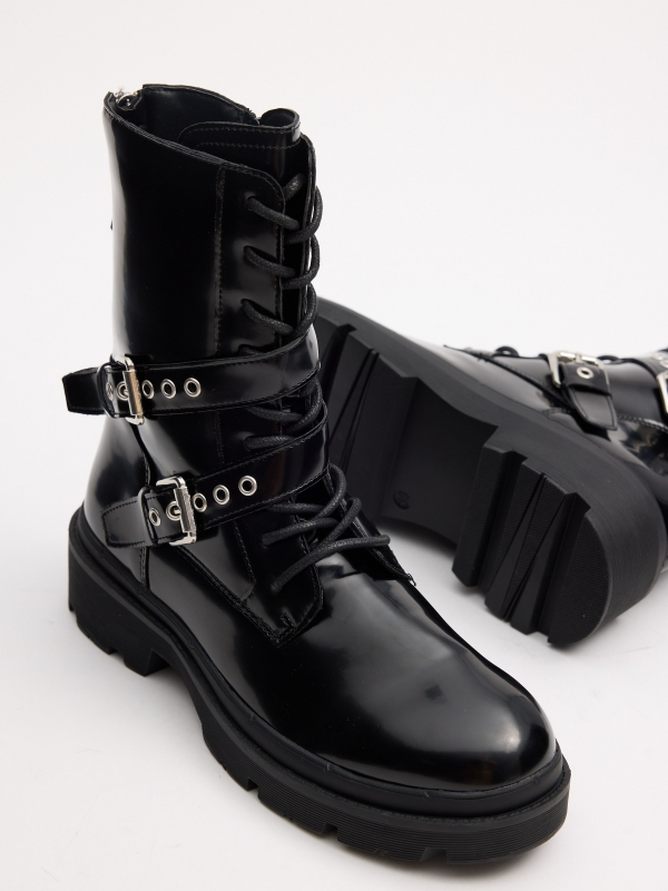 Botas de fivela de moda para tornozelo vista detalhe