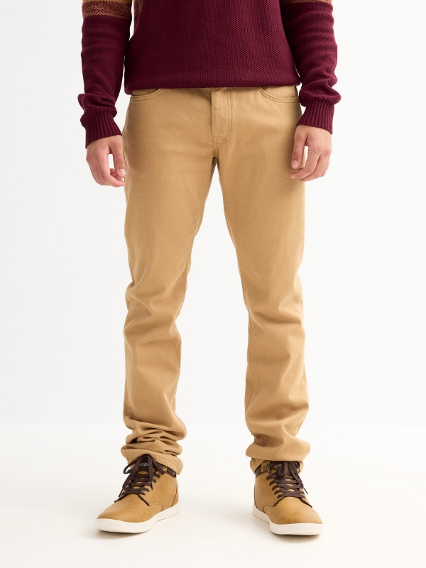 Calça regular de cinco bolsos camel vista meia frontal