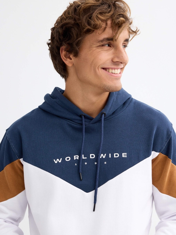 Sweatshirt com capuz desportivo branco vista detalhe