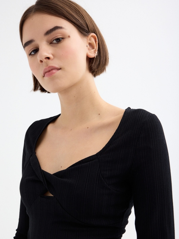 Ribbed t-shirt with crossed neckline black detail view