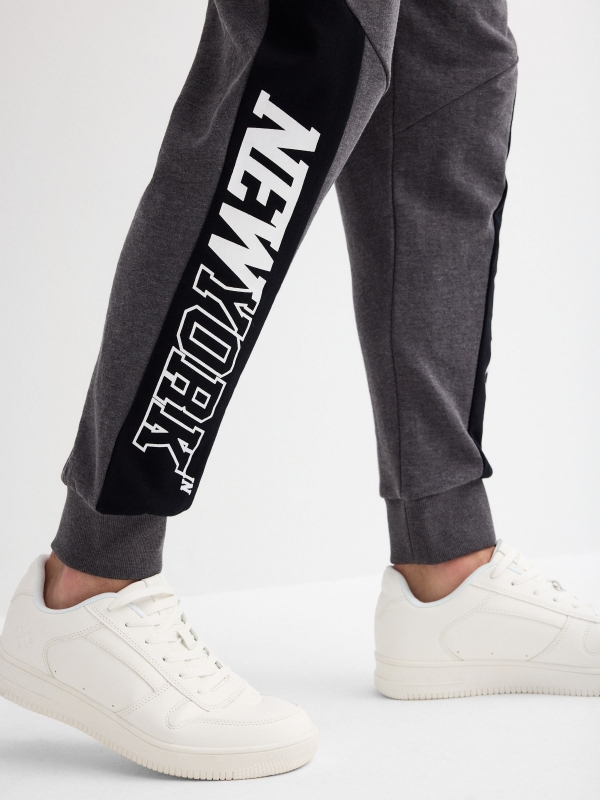 Calça jogger estampa New York cinza vista detalhe