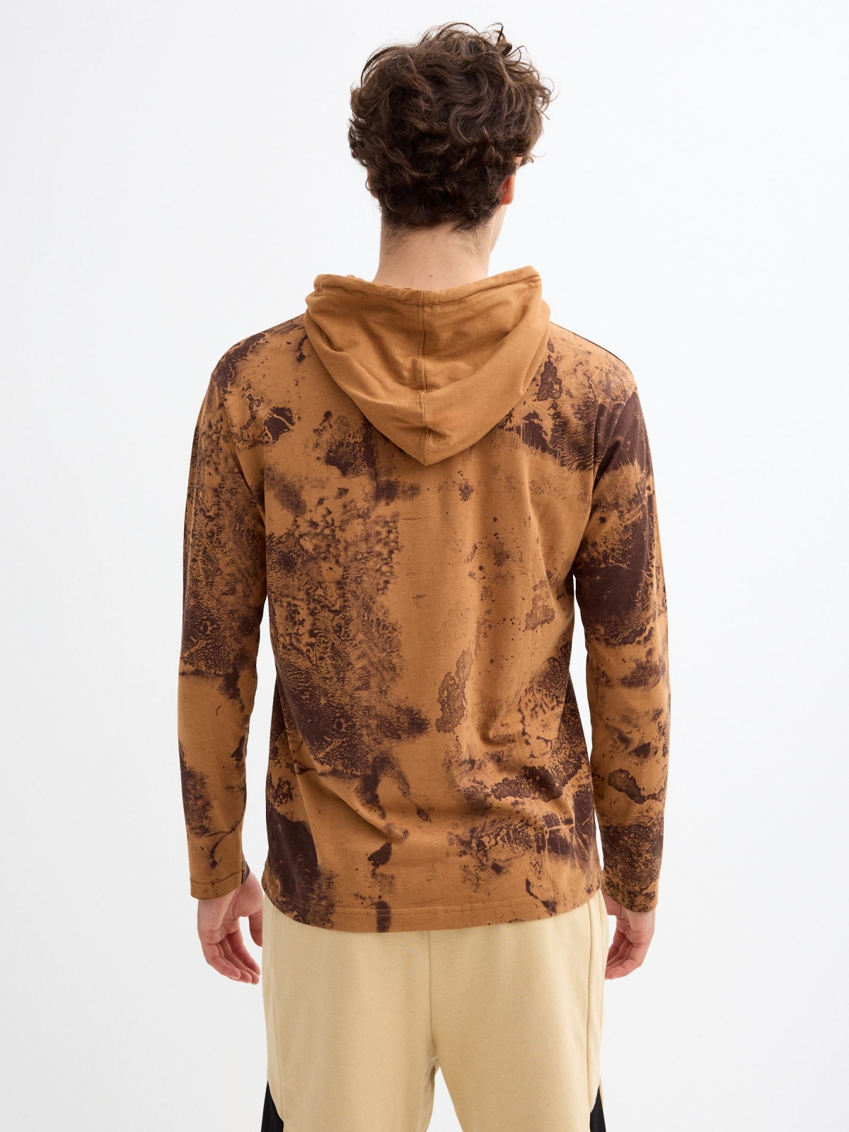 T-shirt estampada com capuz ajustável marrom vista meia traseira