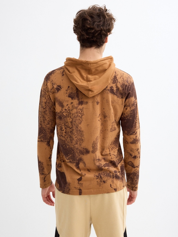 T-shirt estampada com capuz ajustável marrom vista meia traseira