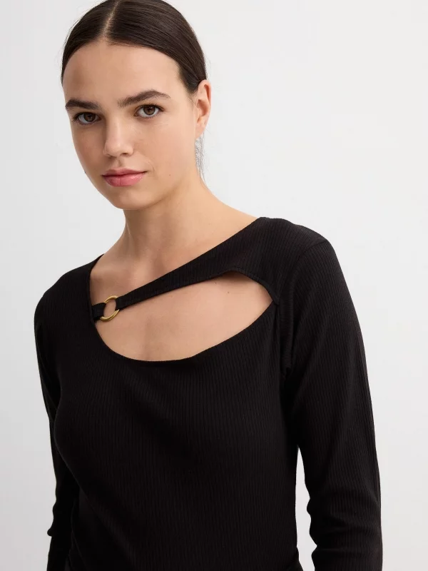 Camiseta rib escote cut out negro vista detalle
