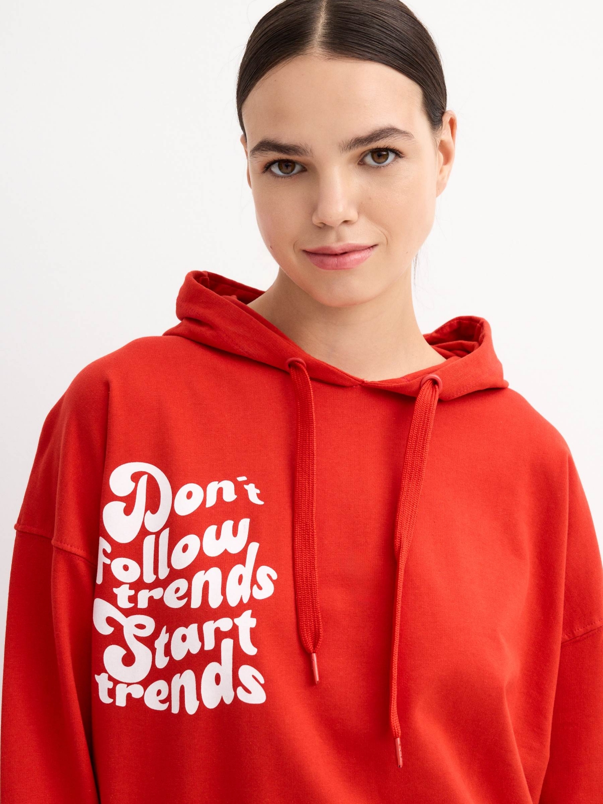 Sudadera Don't Follow Trends rojo vista detalle