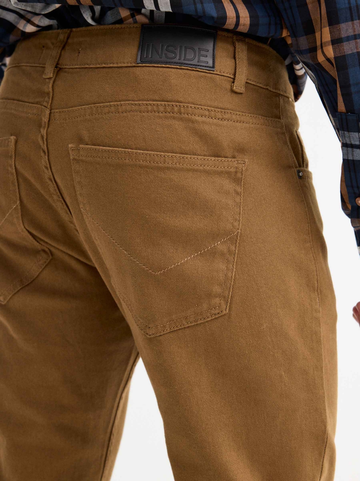 Jeans básico de cinco bolsos camel vista detalhe