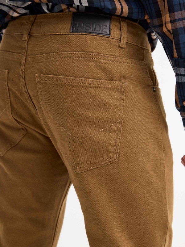 Jeans básico de cinco bolsos camel vista detalhe
