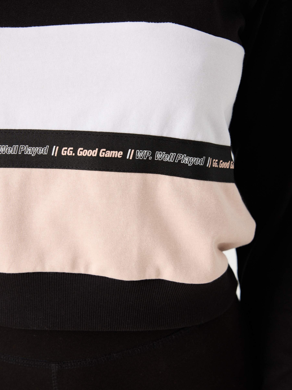 Sweatshirt cropped com fecho de correr preto vista detalhe