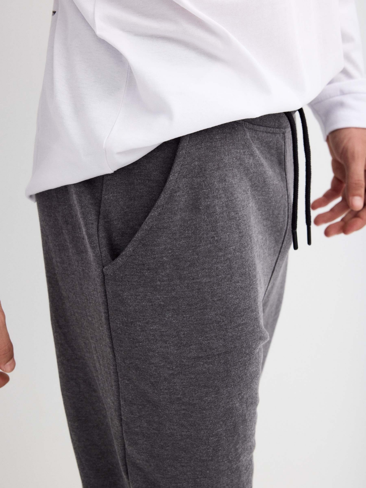 Calça jogger estampa New York cinza vista detalhe