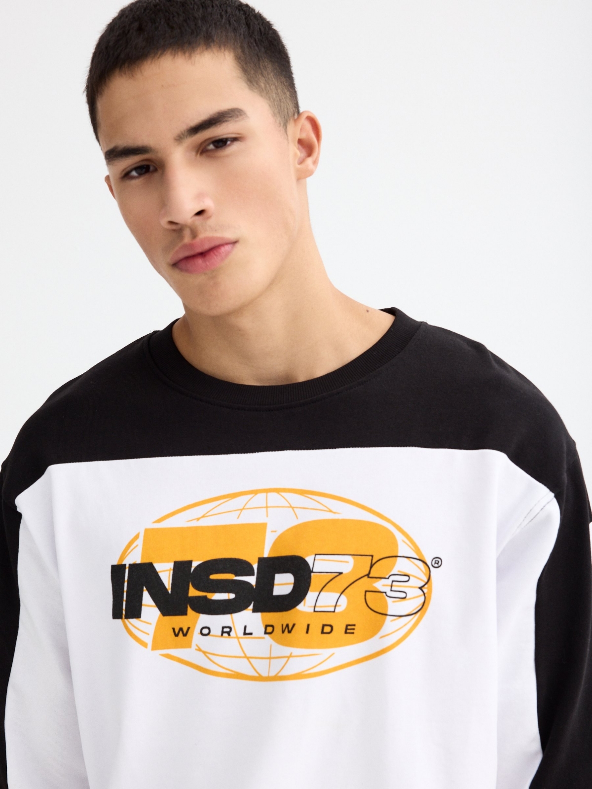 Sweatshirt desportiva branco vista detalhe