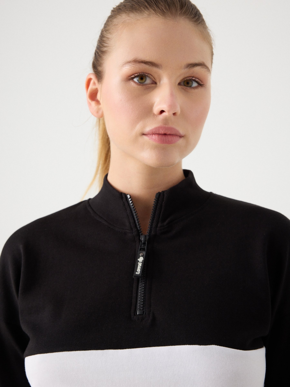 Sweatshirt cropped com fecho de correr preto vista detalhe