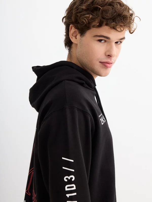 Sweatshirt com capuz estampado preto vista detalhe