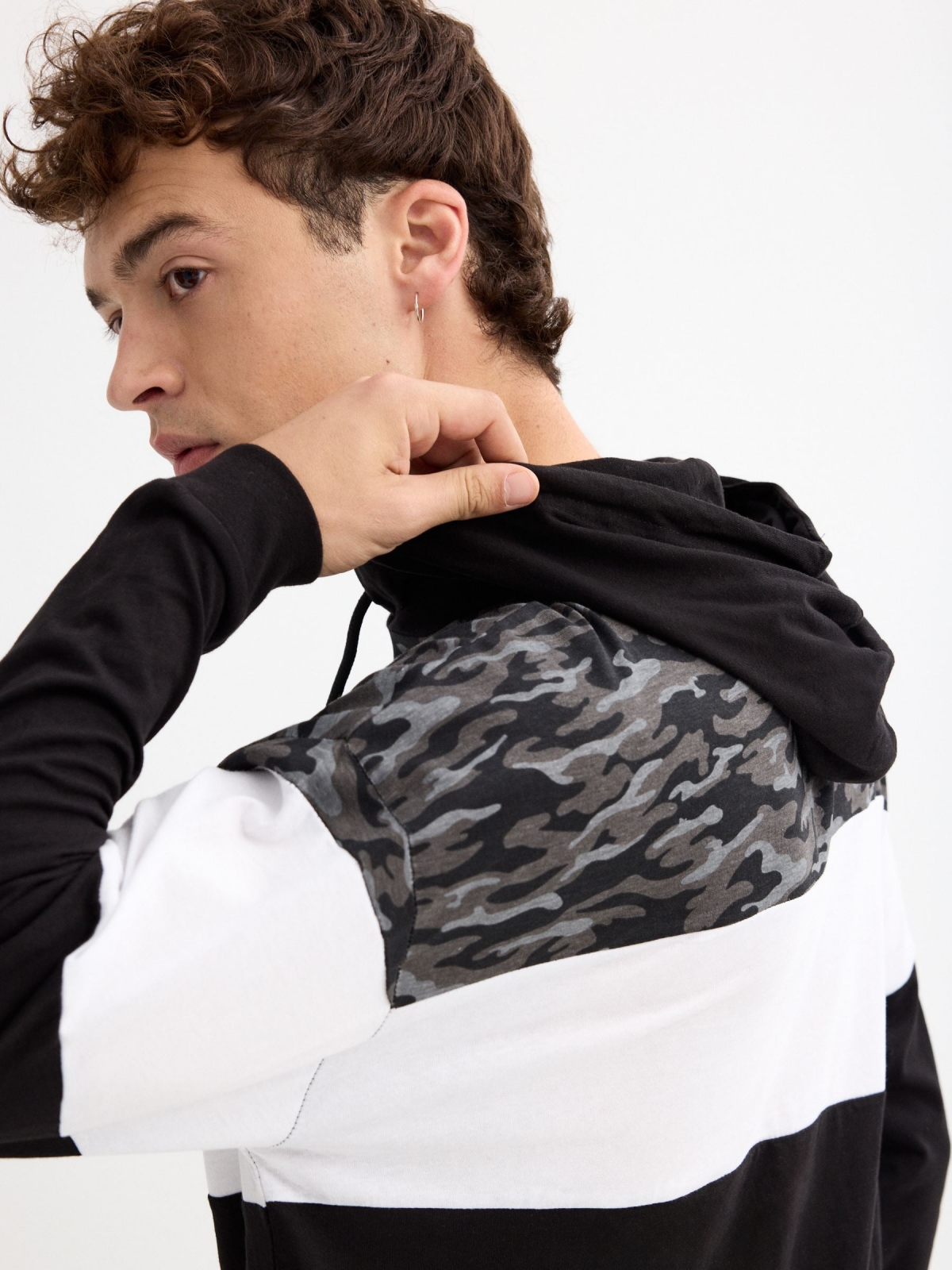 Camouflage hooded t-shirt black detail view