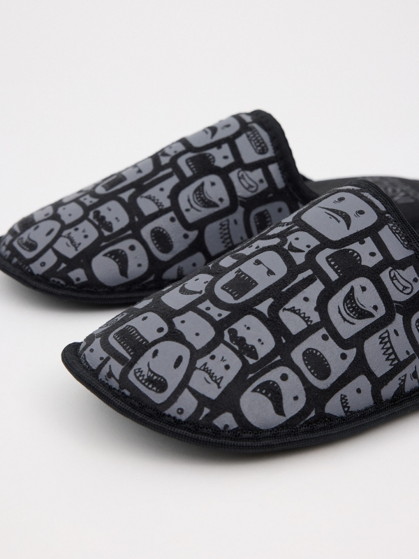 Printed slippers black detail view