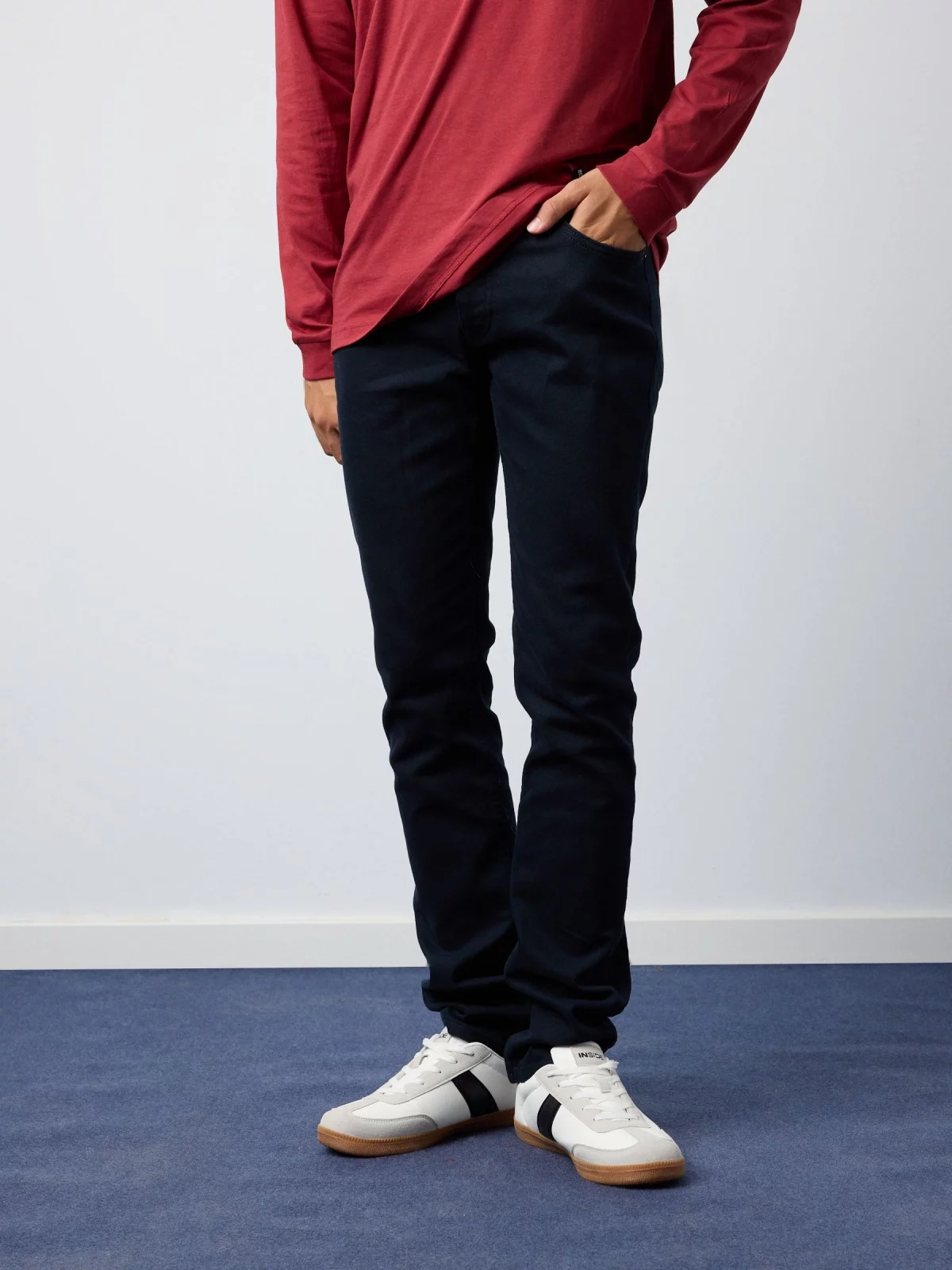 Calça regular de cinco bolsos azul marinho vista meia frontal