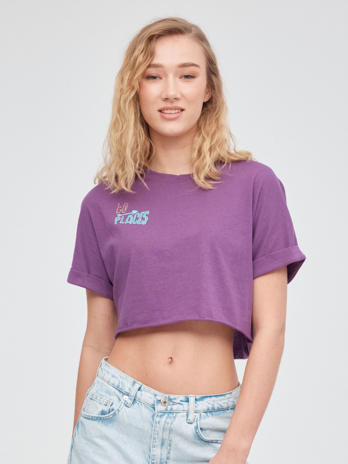 Camiseta crop Travelling berenjena vista media frontal