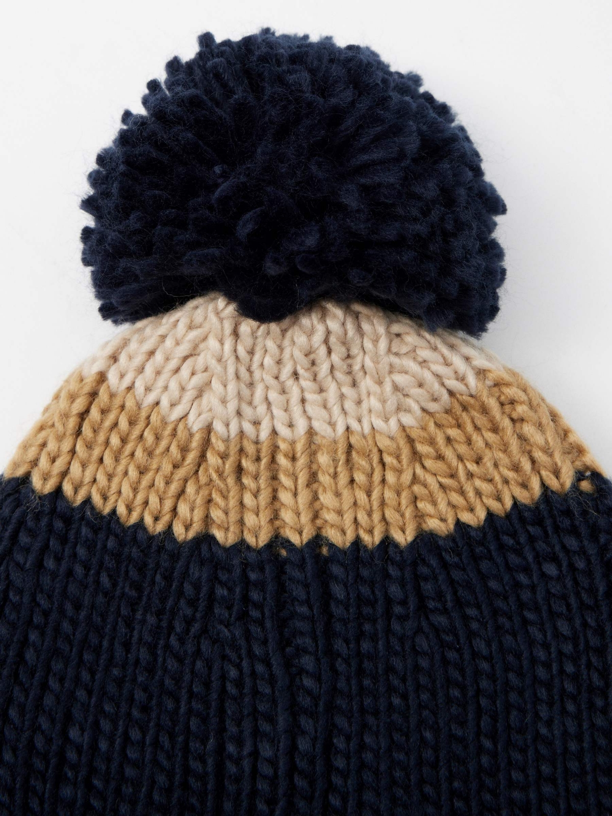 Gorro pompom de malha grossa azul marinho vista detalhe