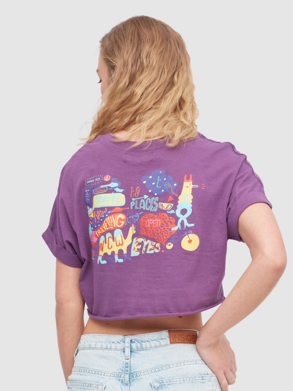 Camiseta crop Travelling berenjena vista media trasera