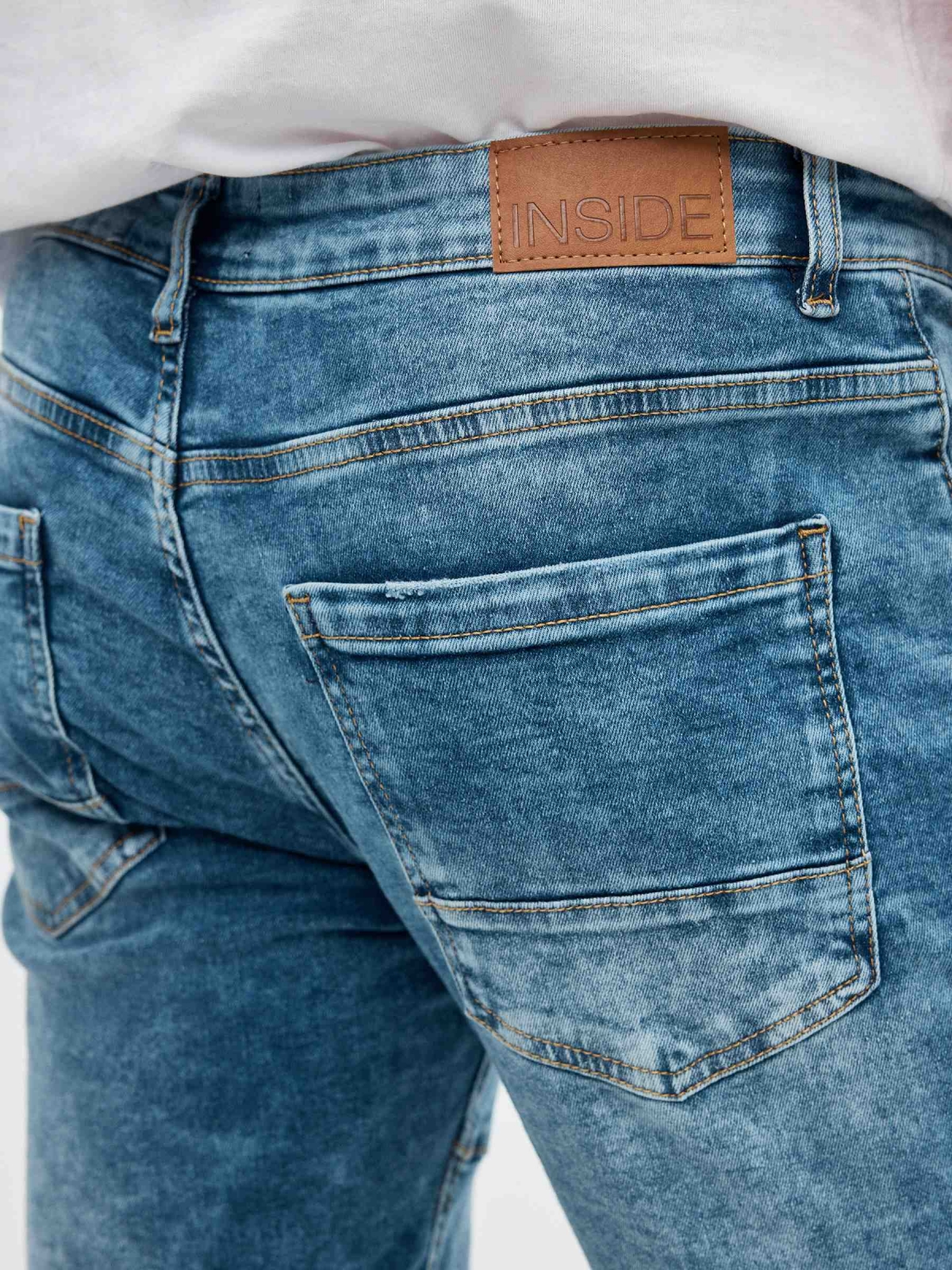 Bermuda denim azul lavado costuras azul vista detalle