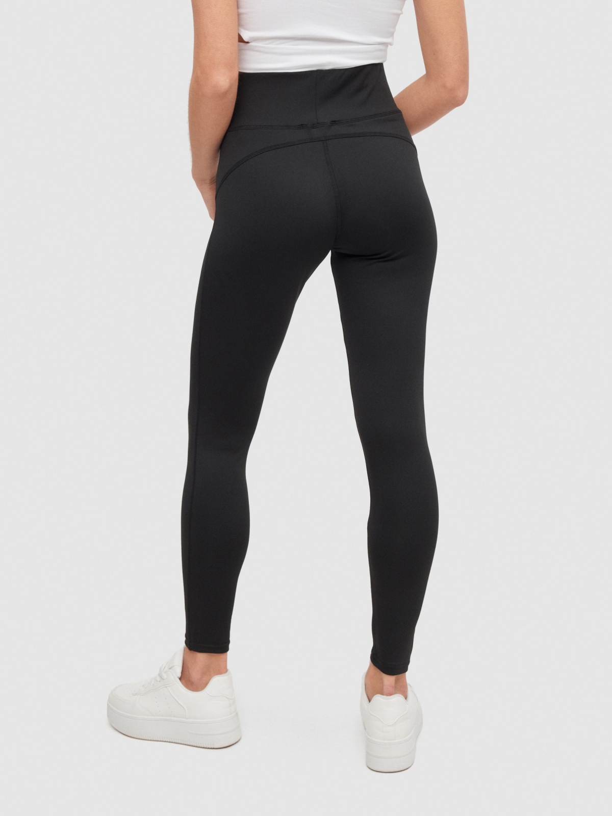 Leggings negros de tiro alto negro vista media trasera