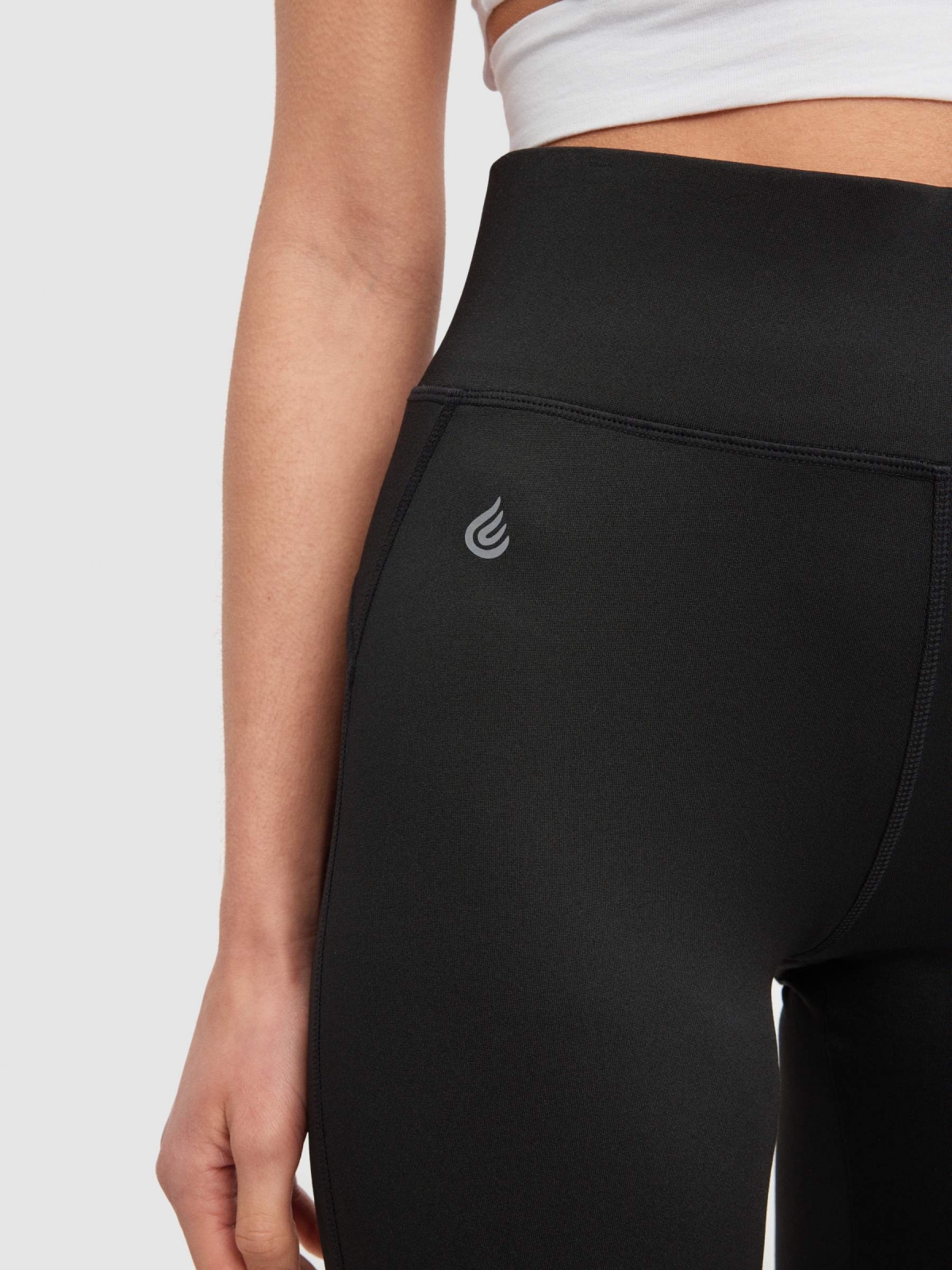 Black high-waist leggings black detail view