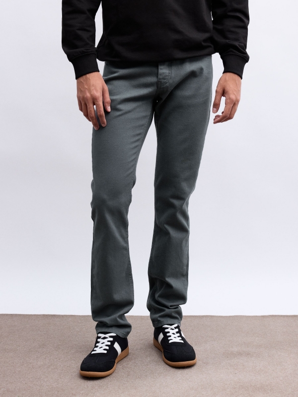 Calça regular de cinco bolsos cinza vista meia frontal