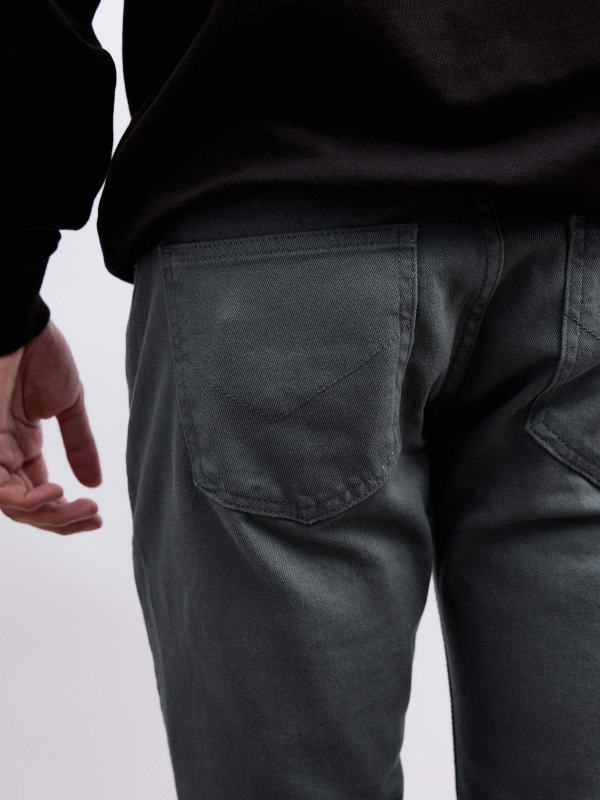 Calça regular de cinco bolsos cinza vista detalhe