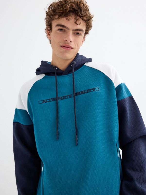 Hoodie bloco de cores azul vista detalhe