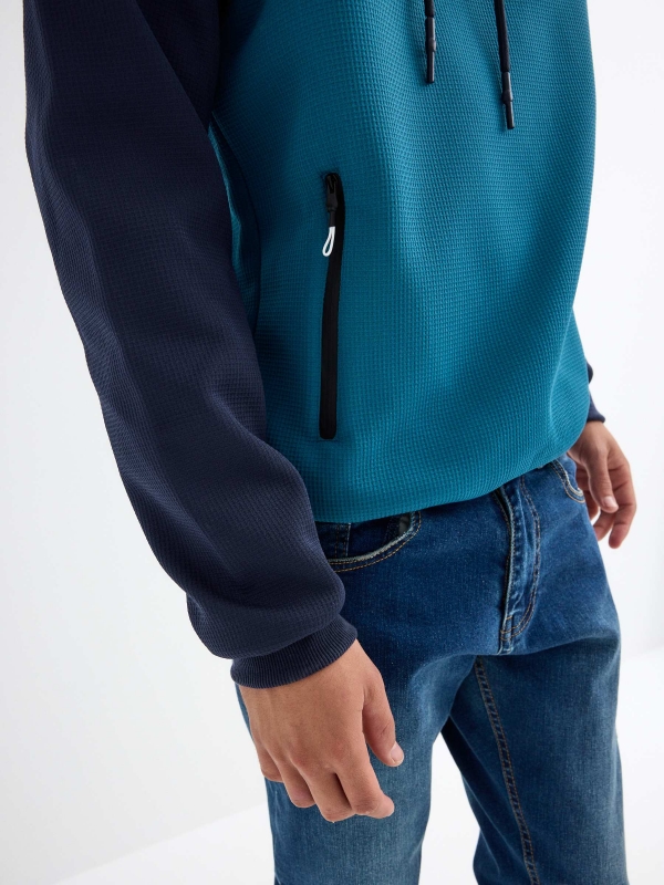 Hoodie bloco de cores azul vista detalhe